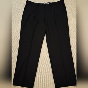 Haggar size 42x32 Black Dress Pants with Classic Straight-Leg Cut